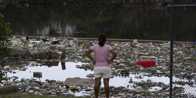 O Rio Pavuna no cruzamento com a Rodovia Washington Luiz, em Duque de Caxias, está tomado pelo lixo — Foto: Márcia Foletto/Agência O Globo