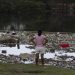 O Rio Pavuna no cruzamento com a Rodovia Washington Luiz, em Duque de Caxias, está tomado pelo lixo — Foto: Márcia Foletto/Agência O Globo
