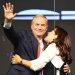 José Antonio Kast abraça a esposa e cumprimenta apoiadores após resultado do 1º turno no domingo — Foto: Marvin Recinos/AFP