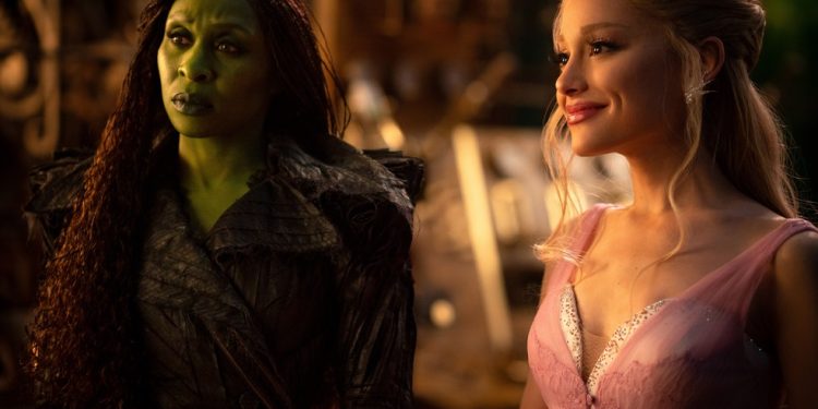 Cynthia Erivo e Ariana Grande em cena de "Wicked: Parte 2" — Foto: Divulgação / Universal Pictures