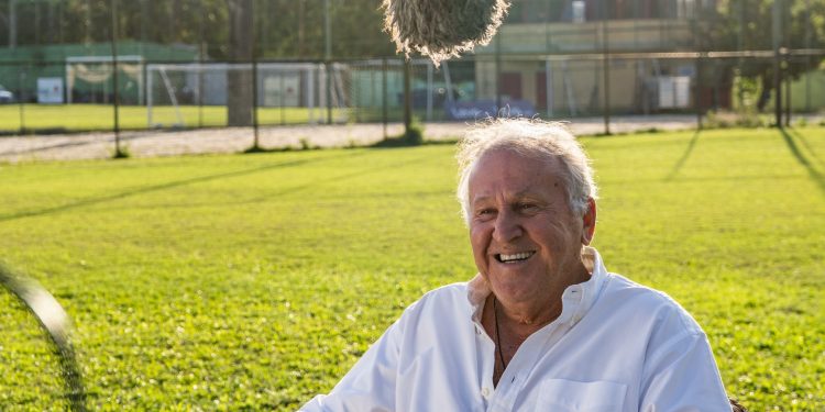 Zico é entrevistado em série sobre Neguinho da Beija-Flor: 'Fiquei feliz da vida quando fui homenageado pela escola'