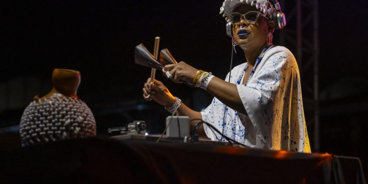 Apresentação da DJ Bieta na quadra da escola de samba São Clemente no Centro do Rio — Foto: Leo Martins / Agência O Globo