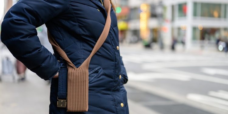 ‘Digital chic’: Apple aposta em bolsinha de tricô para iPhone em parceria com Issey Miyake — Foto: Bloomberg