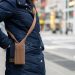 ‘Digital chic’: Apple aposta em bolsinha de tricô para iPhone em parceria com Issey Miyake — Foto: Bloomberg