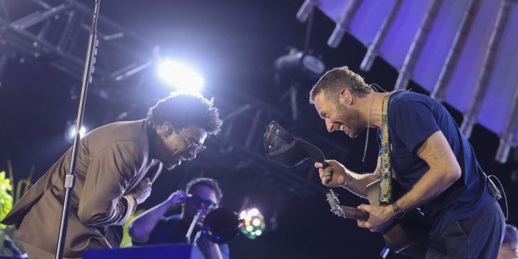 Seu Jorge e Chris Martin se encontraram no palco de Belém — Foto: Divulgação