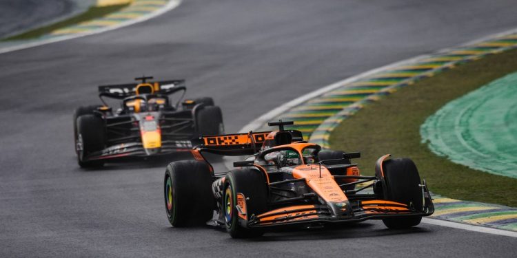Oscar Piastri e Max Verstappen durante o GP de São Paulo de 2024 — Foto: Gongora / AFP