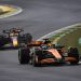 Oscar Piastri e Max Verstappen durante o GP de São Paulo de 2024 — Foto: Gongora / AFP