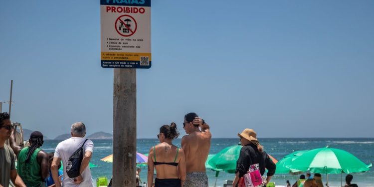 Placas com proibições e QR Code para acessar regra detalhada são instaladas em praias do Rio, começando por Copacabana — Foto: Ana Branco / Agência O Globo