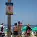 Placas com proibições e QR Code para acessar regra detalhada são instaladas em praias do Rio, começando por Copacabana — Foto: Ana Branco / Agência O Globo