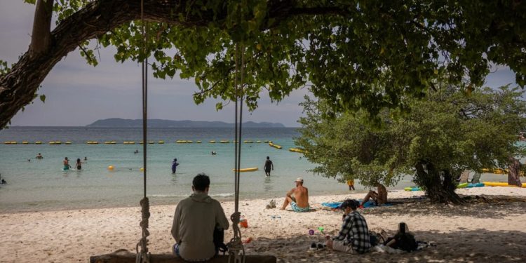 Koh Samui fica a 20 minutos de barco de Pattaya — Foto: Reprodução/The New York Times
