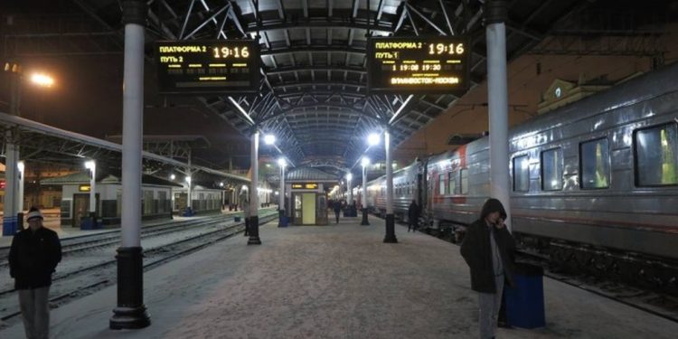 Plataforma de pequena estação de trem no interior da Sibéria — Foto: Juarez Becoza