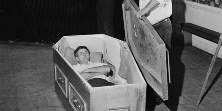 Em 1968, sem um tostão, mas determinado, Mick Meaney jurou se tornar o maior "artista do enterro" do planeta — Foto: Reprodução