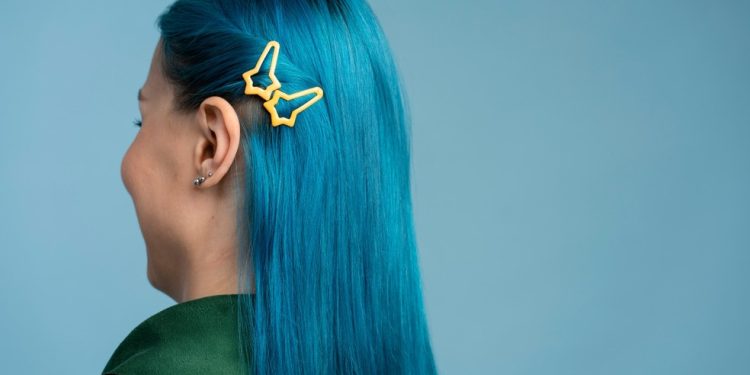 Grampo aparente e charme minimalista: por que o School Pin voltou a bombar — Foto: Freepik