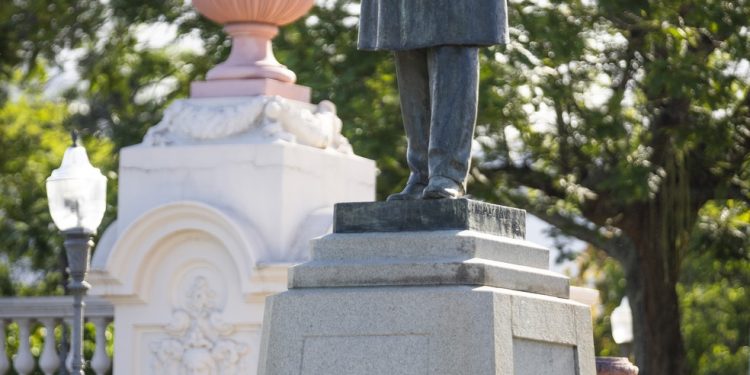 Estátua de Pedro II voltada para a Alameda das Sapucaias, na Quinta da Boa Vista — Foto: Guito Moreto / Agência O Globo
