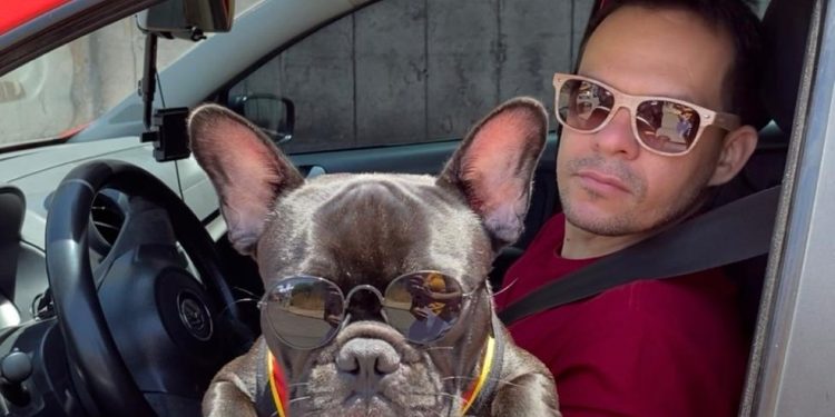 O servidor público Ariano Silva ganhou fama por atuar como motorista de aplicativo com seu bulldog francês Bruce nas ruas de Teresina — Foto: Arquvio pessoal
