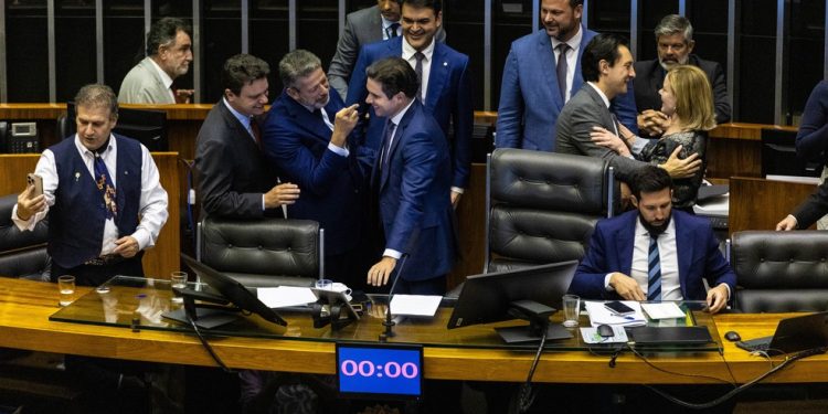 Arthur Lira brinca com Hugo Motta na comemoração da aprovação do projeto que amplia a isenção do Imposto de Renda no Congresso Nacional — Foto: Brenno Carvalho / Agência O Globo