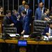 Arthur Lira brinca com Hugo Motta na comemoração da aprovação do projeto que amplia a isenção do Imposto de Renda no Congresso Nacional — Foto: Brenno Carvalho / Agência O Globo