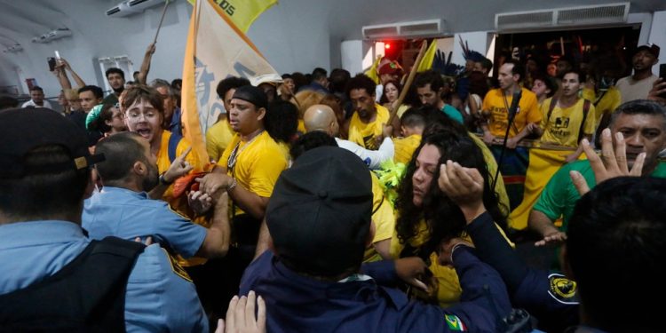 Confusão na COP30 na terça-feira — Foto: Olga Leiria / AFP