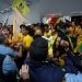 Confusão na COP30 na terça-feira — Foto: Olga Leiria / AFP
