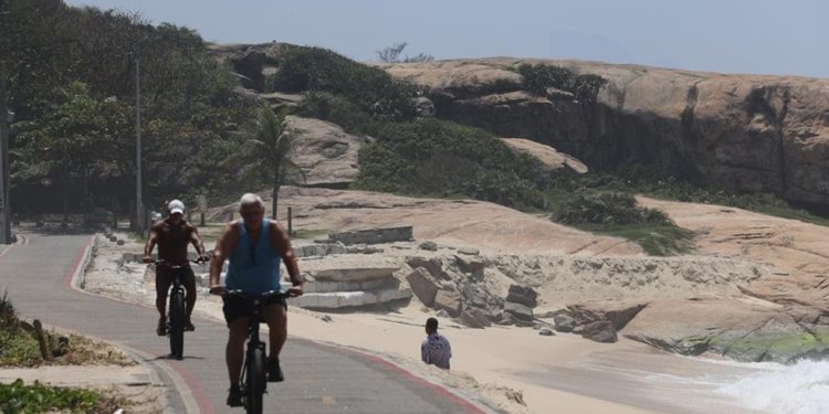 Mão humana. A ciclovia, construída sobre a área de restinga, é um problema — Foto: Fabiano Rocha