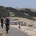 Mão humana. A ciclovia, construída sobre a área de restinga, é um problema — Foto: Fabiano Rocha