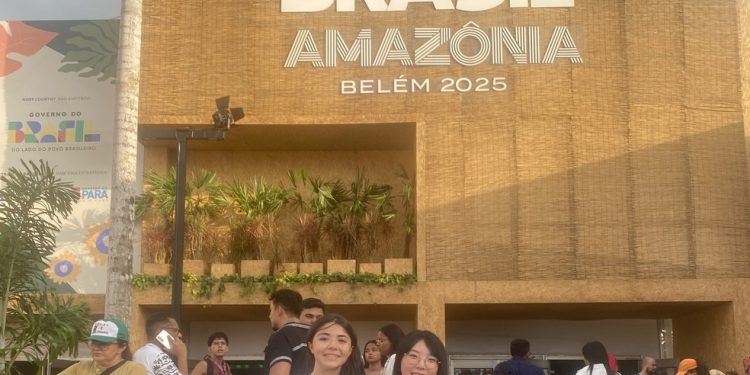 Sophia Soares de Oliveira e Melissa Kuraba Akiyama, do colégio Magno, foram selecionadas pelo projeto "Decarbonize" para participar da COP30 — Foto: Divulgação
