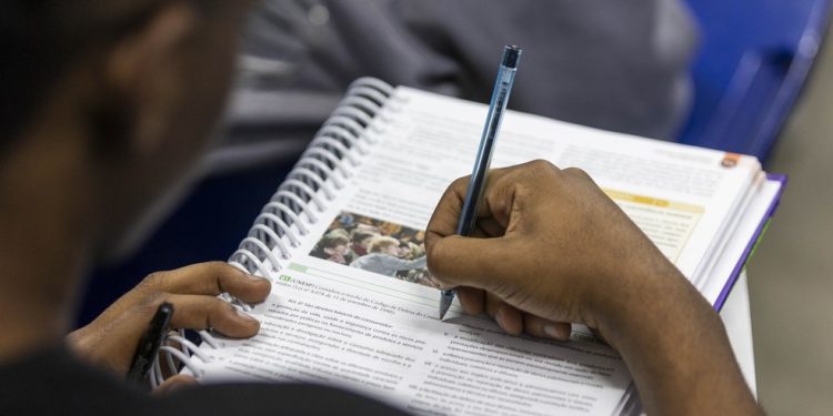 Estudante se prepara para o Enem — Foto: Guito Moreto/Agência O Globo