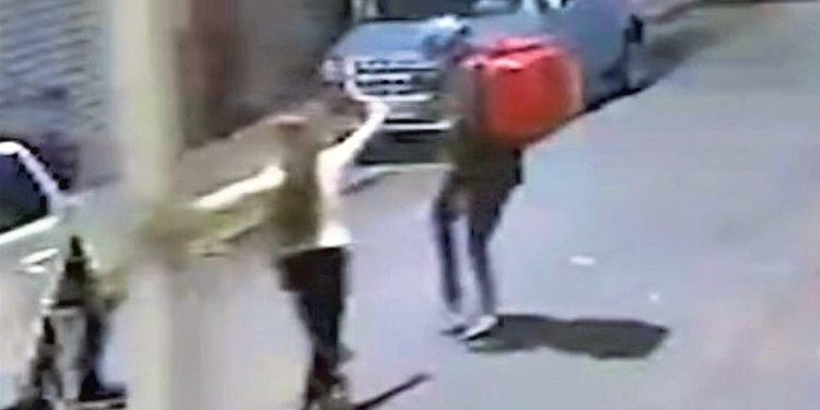 Tragédia em São Paulo. A reação da universitária Beatriz Munhos ao assalto usando um spray de pimenta: o bandido atirou na cabeça da jovem — Foto: Reprodução