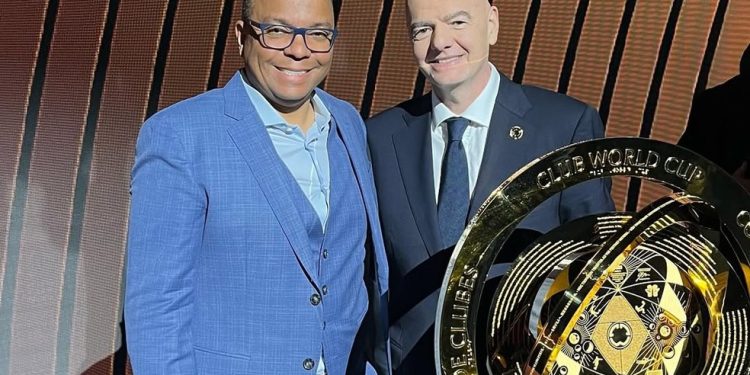 Rodrigo Ernesto ao lado do presidente da Fifa, Gianni Infantino — Foto: Instagram/Off Side
