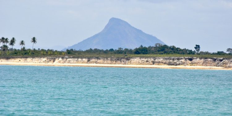 O Monte Pascoal, em Porto Seguro, na Bahia: supostamente lembrado na carta de Pero Vaz de Caminha — Foto: Heris Luiz Cordeiro Rocha/Wikimedia Commons