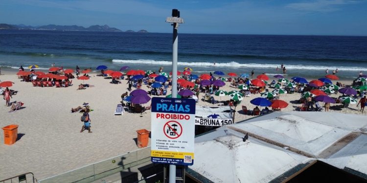 Placa de orientação aos banhistas na Praia de Copacabana, na Zona Sul do Rio — Foto: Lívia Nani