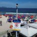 Placa de orientação aos banhistas na Praia de Copacabana, na Zona Sul do Rio — Foto: Lívia Nani