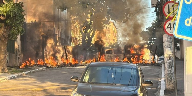Cidade Alta tem barricadas em chamas e interdições no trânsito na Avenida Brasil — Foto: Divulgação/ Governo do Estado