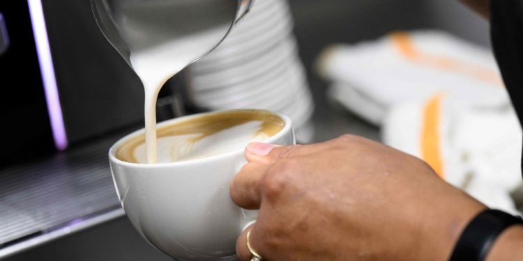 Barista prepara café leite em restaurante Washington, nos EUA — Foto: Drew Angerer/AFP