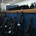Poderio bélico. Policiais civis e militares apreenderam 118 armas, sendo 91 fuzis, nos complexos do Alemão e da Penha, dominados pelo Comando Vermelho — Foto: Mauro Pimentel/AFP