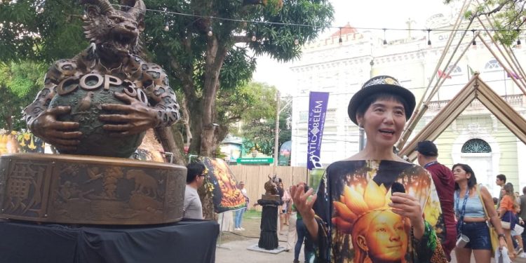 Monumento “Espírito Guardião Dragão-Onça” e a artista Huang Jian — Foto: Divulgação/Prefeitura de Belém