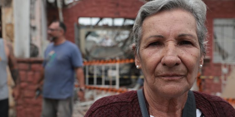 Irene Mariano, 74 anos, cuja nora foi jogada contra a parede e bateu a cabeça com a força da explosão — Foto: Maria Isabel de Oliveira
