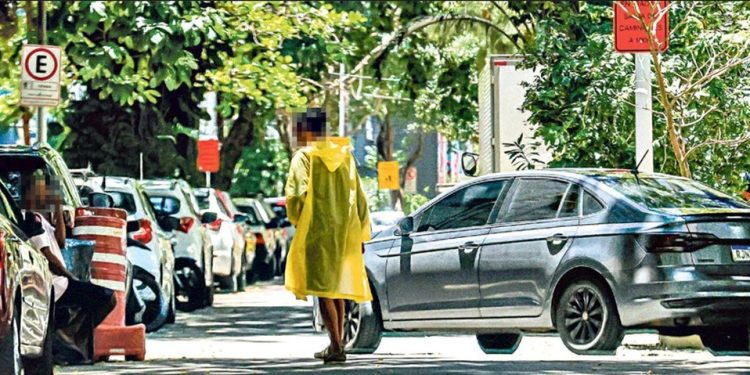 Cena habitual. Dois flanelinhas se dividem nas abordagens aos veículos na Rua Dias da Rocha, em Copacabana: preço cobrado varia de acordo com o motorista. Lei sancionada por Eduardo Paes prevê uso de aplicativo ou parquímetros — Foto: Gabriel de Paiva