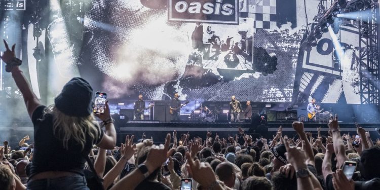 Oasis se apresenta em Cardiff, no País de Gales, no dia 4 de julho de 2025 — Foto: The New York Times