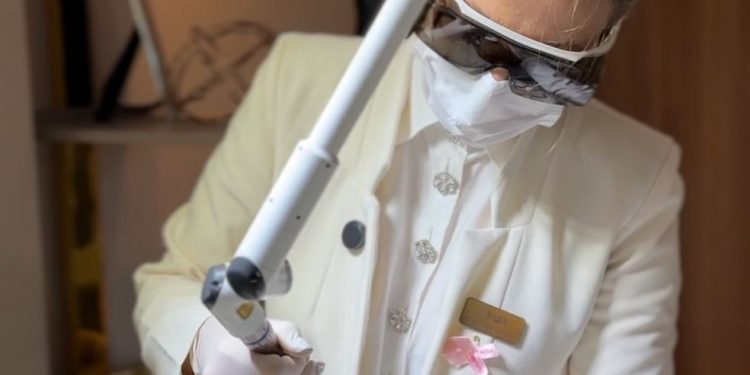 João Vitor aposta no tratamento a laser Fotona para manter a pele firme e o contorno facial definido na preparação para o verão — Foto: Divulgação Clínica Leger