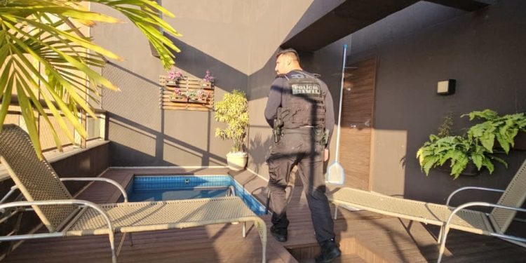 Polícia cumpre mandato em casa no Recreio — Foto: Reprodução