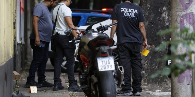 Tentativa de assalto no Humaitá com um policial e dois assaltantes baleados — Foto: Alexandre Cassiano / Agência O Globo