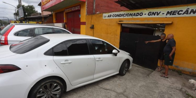 Miliciano é executado próximo a bar em Nova Iguaçu — Foto: Fabiano Rocha