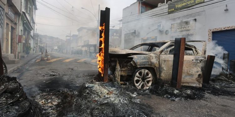 A megaoperação nos complexos da Penha e Alemão começou por volta das 4h30 do dia 28 de outubro. Logo na chegada às comunidades, policiais encontraram diversas barricadas do tráfico em chamas — Foto: Fabiano Rocha/Reprodução