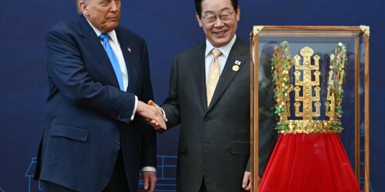 Presidente dos EUA, Donald Trump (E), ao lado do presidente da Coreia do Sul, Lee Jae-myung, observa réplica de uma das coroas de Silla, em Gyeongju, Coreia do Sul — Foto: ANDREW CABALLERO-REYNOLDS / AFP