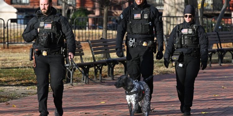 Agentes do Serviço Secreto dos EUA patrulham área do centro de Washington — Foto: MANDEL NGAN / AFP