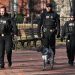 Agentes do Serviço Secreto dos EUA patrulham área do centro de Washington — Foto: MANDEL NGAN / AFP