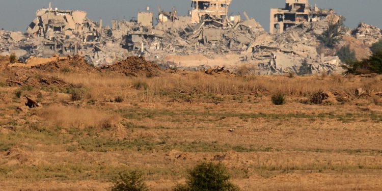 Imagem de prédios destruídos na Faixa de Gaza, em área próxima à fronteira com Israel — Foto: Jack GUEZ / AFP
