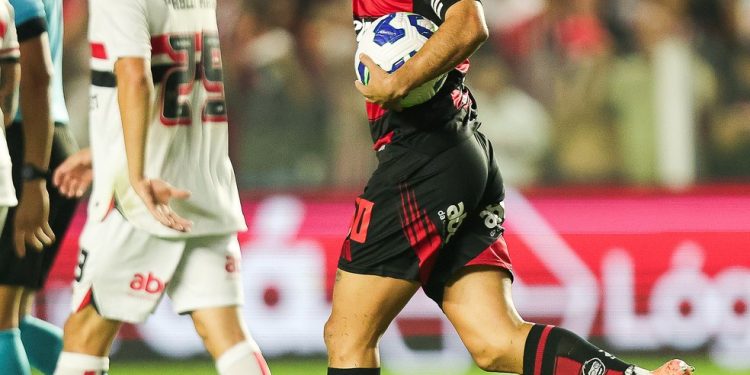 Arrascaeta se torna estrangeiro com mais gols na história do Flamengo — Foto: GILVAN DE SOUZA/FLAMENGO