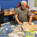Justiniano Conhasca exibe revistas antigas que registram sua passagem pelo futebol profissional antes de abrir o escritório no “Shopping das Galinhas” — Foto: Felipe Gelani